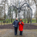 Dronning Sonja og Kronprinsesse Mette-Marit foran "Maman" i Slottsparken. Foto: Øivind Møller Bakken, Det kongelige hoff 